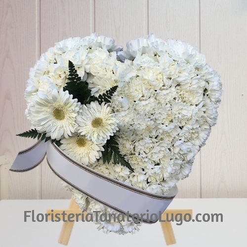 Corazón funerario de flores en Lugo