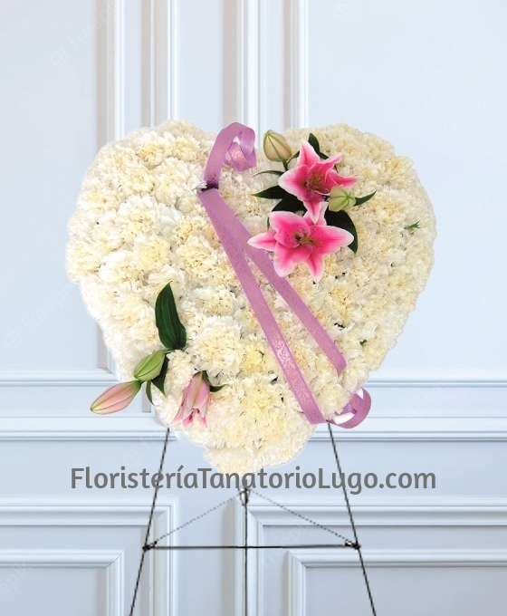 Corazón funerario de claveles blancos y liliums rosados